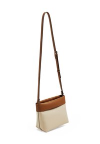 Sac bandoulière en toile beige avec un dessus en cuir marron. Il présente un design slim, une bandoulière réglable et des lignes épurées.