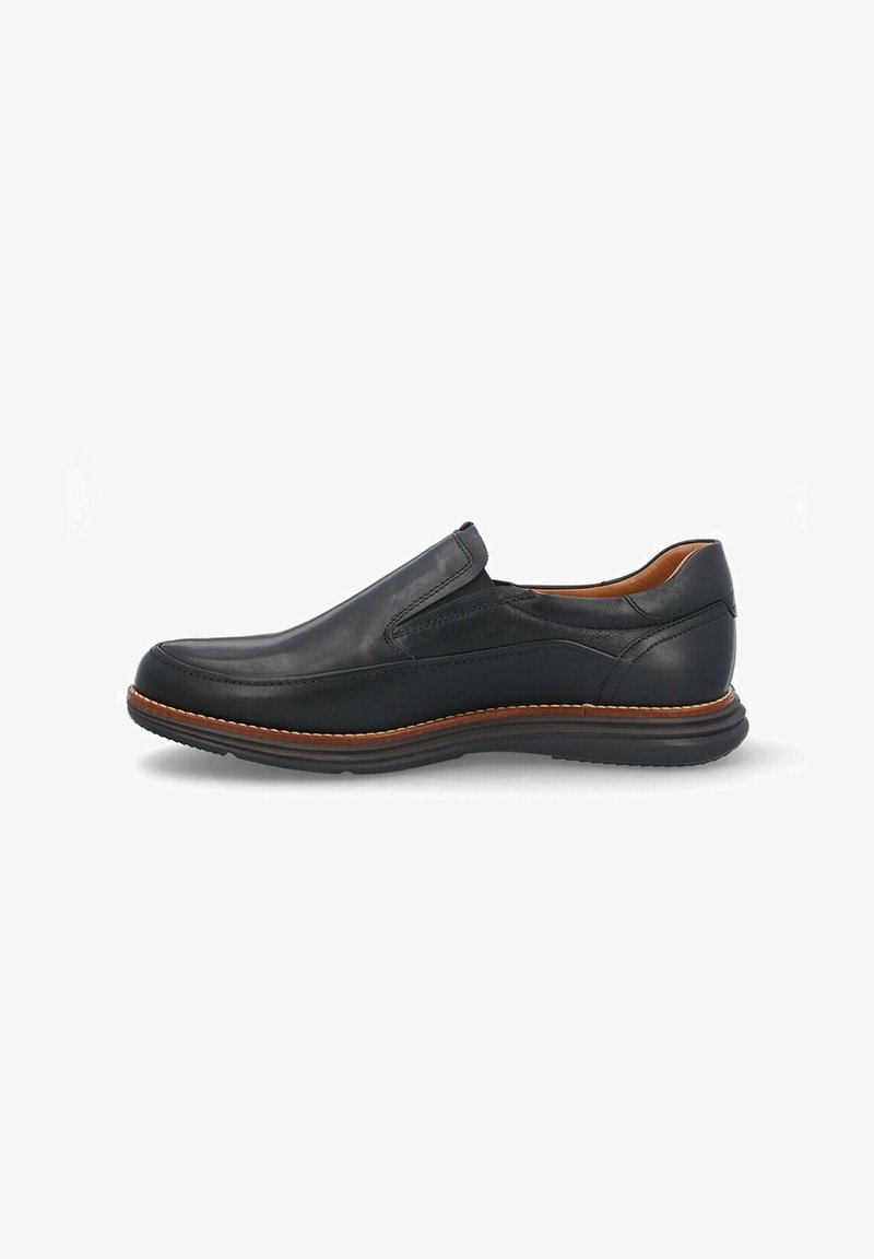 Zapato negro de cuero sin cordones con punta redondeada, paneles laterales elásticos, acentos marrones y suela acolchada para mayor comodidad.