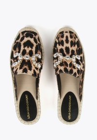 Cipele slip-on s leopard uzorkom s pletenom espadrilom i ukrašene prozirnim rhinestone detaljima. Glatka tkanina i mekan unutrašnjost.