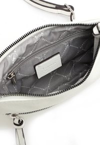 Borsa in pelle bianca texture con interno grigio, dotata di chiusura con zip e un piccolo etichetta con logo, foderato a motivo e una tracolla removibile.