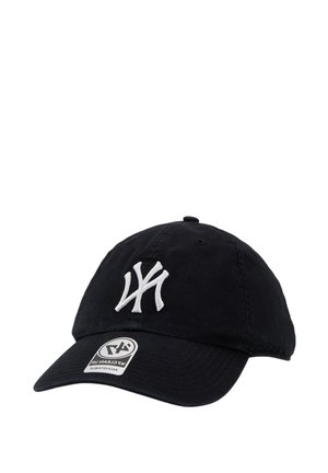 Schwarze Baseballkappe mit weißem, ineinander verschlungenem Buchstabenlogo vorne und einem Größenetikett am gebogenen Schirm vor weißem Hintergrund.