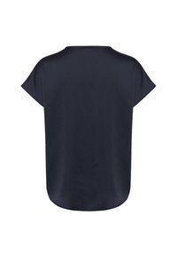 Blusa de manga corta azul marino, fabricada en un tejido ligero con una textura suave, cuello redondo y dobladillo curvado en la parte posterior. Diseño minimalista.