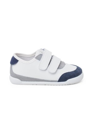 Hvid børnesneaker med grå og marineblå ruskind detaljer og to hvide justerbare velcro remme på siden.