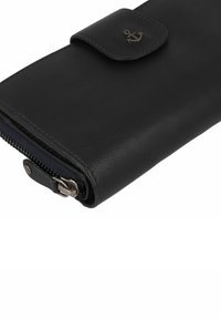 Portafoglio in pelle nera con chiusura a scatto e dettaglio in metallo a forma di ancora, presenta un compartimento con zip lungo il bordo e una superficie testurizzata.