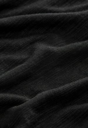 Černá látka s hladkým, mírně strukturovaným povrchem, s jemnými vlnkami a záhyby. Materiál vypadá lehký a prodyšný.