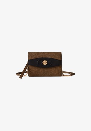 Clutch rettangolare di colore marrone con texture, accentato in nero e dotato di una chiusura circolare dorata, con tracolla staccabile con catene dorate.