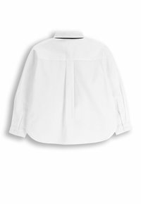 Biała koszula z długim rękawem, ukazana od tyłu z centralnym zaszewkowaniem i zapiętymi mankietami na jednolitym białym tle.