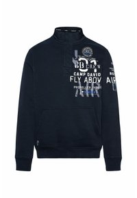 Sudadera de forro polar en color marino con cuello alto, bolsillo frontal y detalles gráficos en texto. Presenta puños y dobladillo de canalé para un ajuste ceñido.