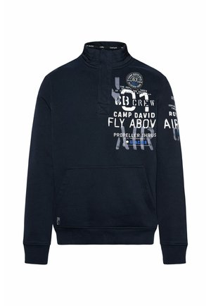 Sudadera de forro polar en color marino con cuello alto, bolsillo frontal y detalles gráficos en texto. Presenta puños y dobladillo de canalé para un ajuste ceñido.