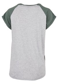 T-shirt gris avec des manches courtes retroussées en vert, avec une coupe simple et décontractée, une texture douce et des détails de couture subtils.