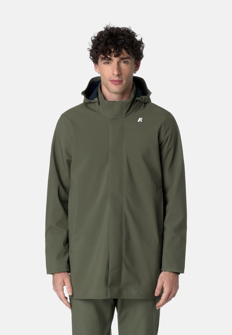 Giacca da pioggia verde impermeabile con colletto alto e cappuccio regolabile. Presenta un design elegante e minimale e un logo sul petto.