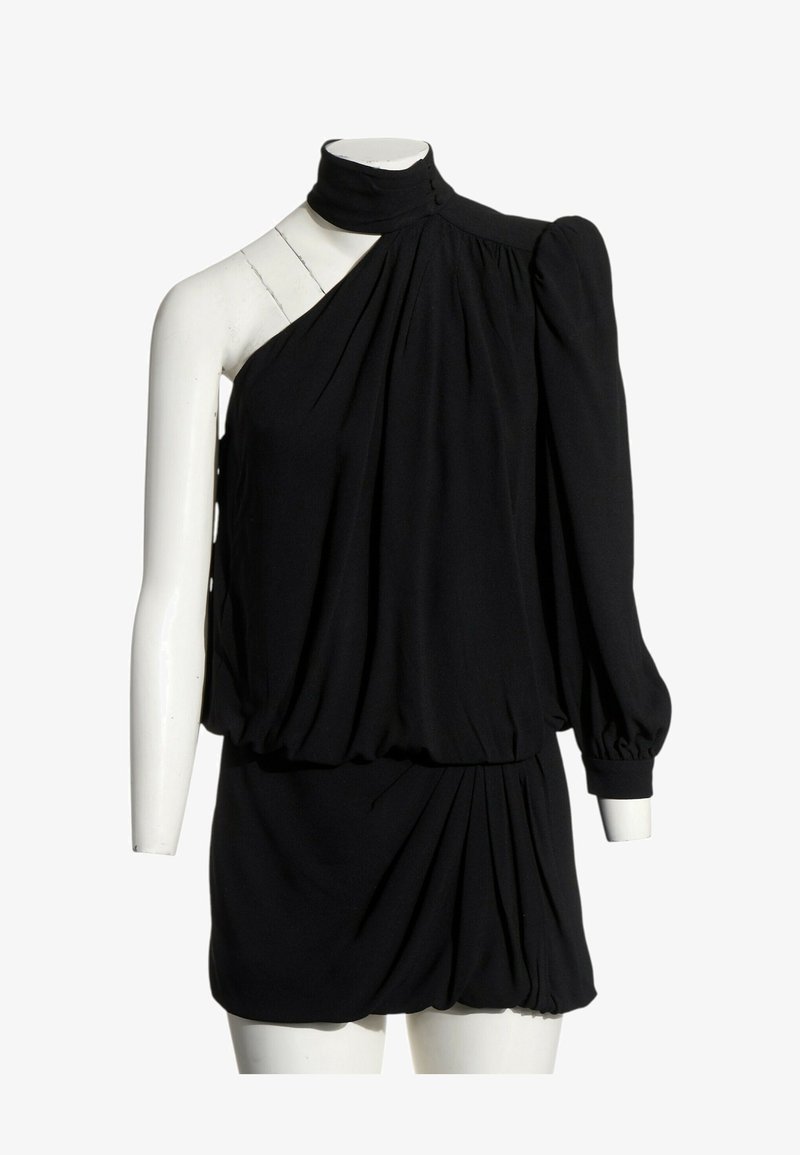 Robe mini noire asymétrique à une épaule avec manche longue bouffante et col montant, présentée sur mannequin blanc.