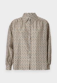 Skjorte med knapper i en beige og brun gjentakende mønster. Har krage, lange ermer med sammenpulling ved mansjettene, og en avslappet passform.