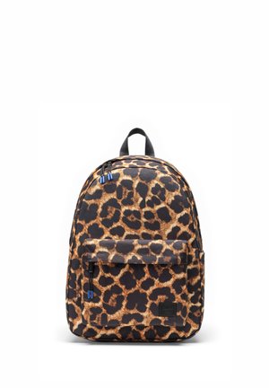Sac à dos à imprimé léopard avec poche zippée à l'avant, compartiment principal, poignée noire et tirettes de fermeture éclair bleues sur fond blanc uni.