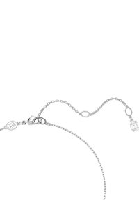 Hopeaketju hopeasta, jossa sileät lenkit, geometrinen riipus ja kirkas zirkonia-kivestone. Mukana on myös lukko ja logoyksityiskohta.