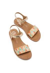 Sandal con cinturino alla caviglia in metallo dorato e tomaia in tessuto con un motivo geometrico in arancione, teal e crema, accentuata da perline.