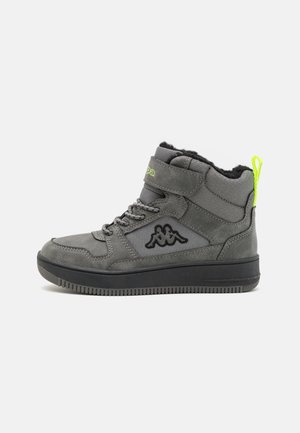 Graue High-Top-Sneaker aus Wildleder und Mesh-Materialien. Sie verfügen über ein schwarzes Logo, strukturierte Akzente, einen gepolsterten Schaft und eine neongrüne Zuglasche.