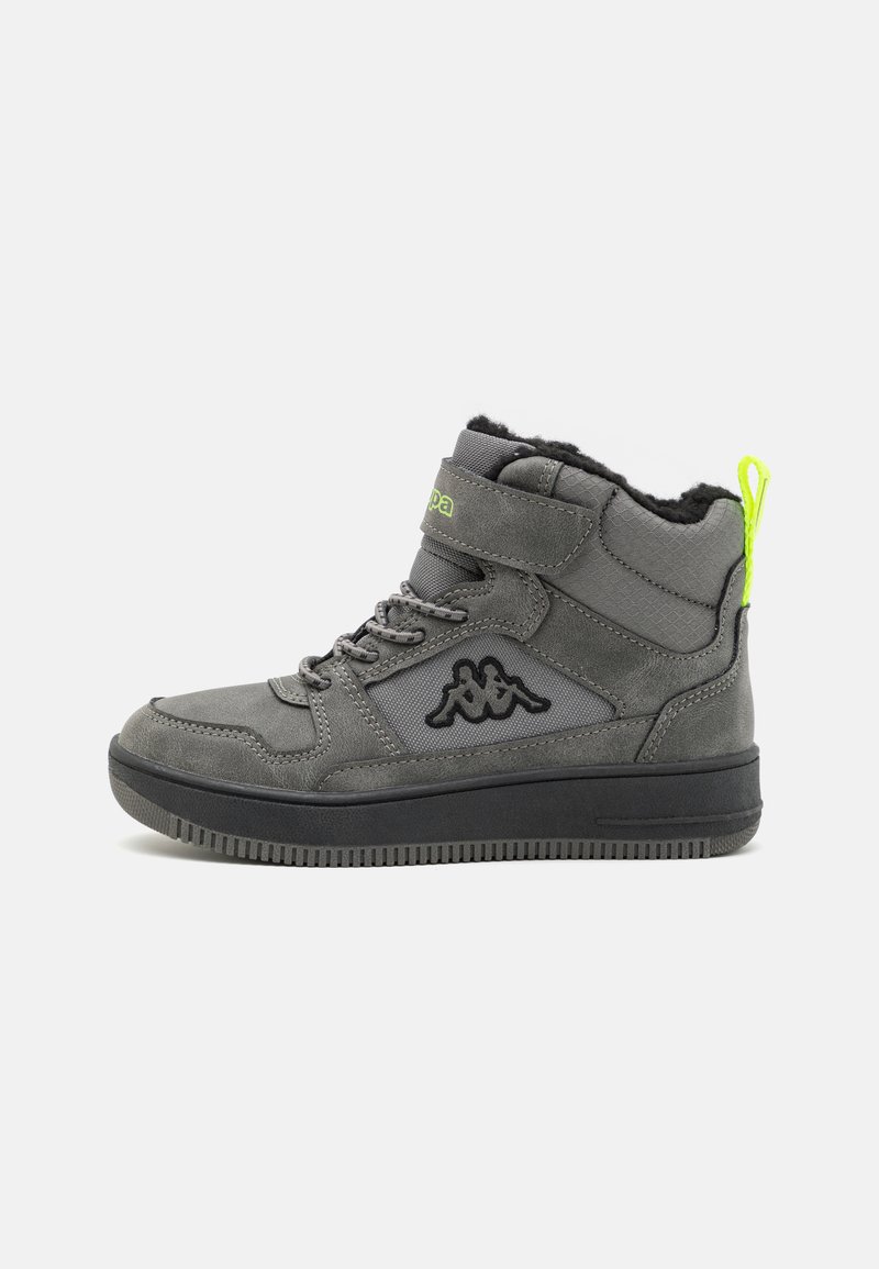 Grå höga sneakers i mocka och mesh-material. Har en svart logotyp, texturerade detaljer, lätt vadderad krage och en neongrön dragflik.