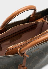 Handtasche mit einem dunkelgrünen strukturierten Äußeren und braunen Leder-Akzenten. Verfügt über einen Reißverschluss, eine Innentasche und goldene Hardware-Details.