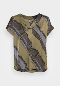 Olivgrön t-shirt med kort ärm och v-ringning, med diagonala svarta och grå abstrakta mönster; mjukt tyg; lös passform.