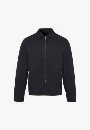 Chaqueta negra con cremallera, cuello, mangas largas y textura suave. Presenta una cremallera frontal y sin patrones o acentos visibles.