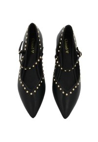 Scarpe nere a punta con cinturino Mary Jane, caratterizzate da dettagli in metallo dorato lungo i bordi e una texture in pelle liscia.