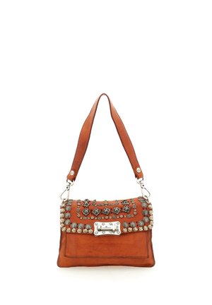 Borsa a tracolla in pelle marrone con borchie metalliche e decorazioni floreali, chiusura argentata e tracolla.