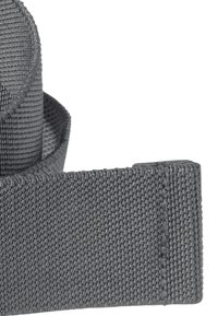 Grijze stoffen riem met een gestructureerd oppervlak, voorzien van een gladde uiteinde en een afgerond lusontwerp, geschikt voor diverse bevestigingstoepassingen.