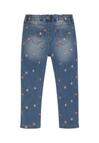 Denimbyxor med elastisk midja, prydda med flerfärgade broderade blommor utspridda över en ljusblå bakgrund.