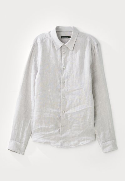 Lys grå linsekjorte med lange ermer, knappestolpe og frontknapping. Myk, teksturert stoff med en litt rynket utseende.