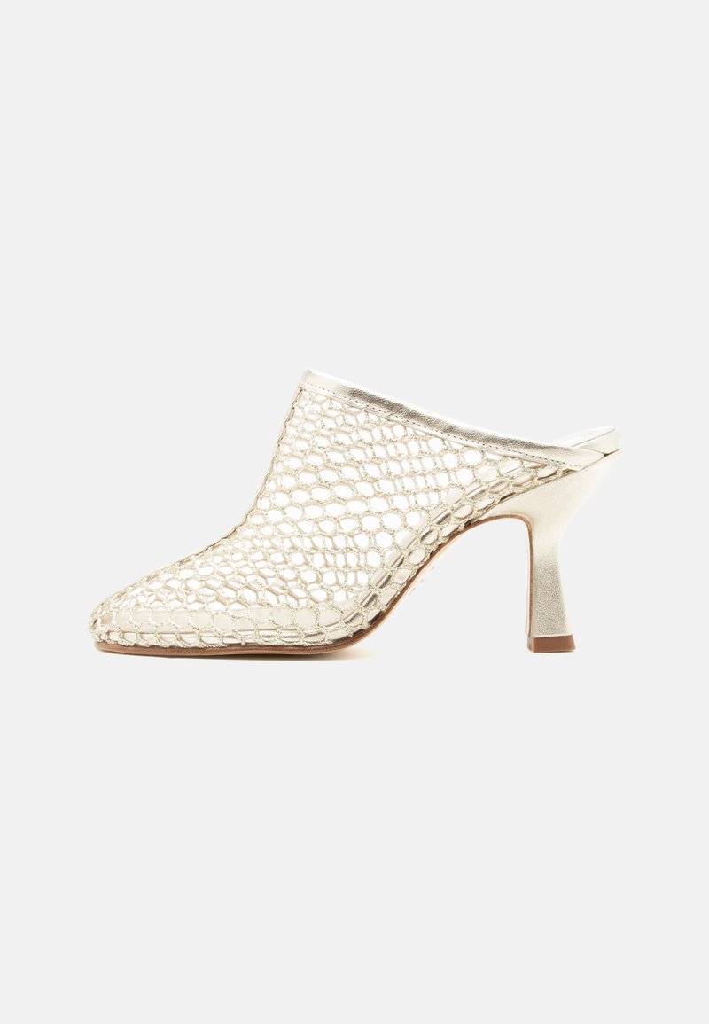 Naiste kuldne mule korrastatud avatud võrkmaterjaliga pealisküljega ja keskmise kõrgusega plokktallaga, libisemisstiil vabaaja või piduliku kandmise jaoks.