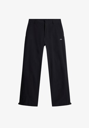 Czarne spodnie o luźnym kroju, z elastyczną talią i dwoma przednimi kieszeniami. Charakterystyczny detal z logo na przodzie oraz gładka faktura materiału.