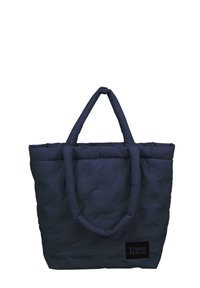 Kara navy zīda soma ar diviem izturīgiem, noapaļotiem rokturiem un taisnstūra formu. Iekļauts neliels melns uzlīme ar tekstu "STUDIO BERLIN".