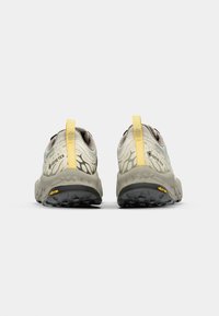 GORE-TEX tursko med grått med gule detaljer, teksturert overdel og slitesterk svart Vibram yttersåle for godt grep. Bakre trekklofter inkludert.