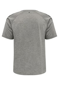 T-shirt gris à manches courtes avec un col rond et un tissu lisse et texturé. Présente des manches raglan et un logo près du col arrière.