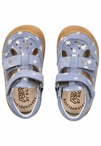Sandalias de ante azul con patrón floral, diseño abierto y dos correas de velcro. Suelas de goma marrón, con perforaciones para mejorar la transpirabilidad.