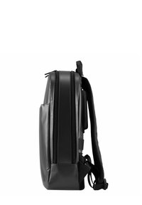 Schwarzer Rucksack mit einem eleganten, rechteckigen Design. Hergestellt aus strapazierfähigem Material, mit zwei Reißverschlussfächern und gepolsterten Schultergurten.