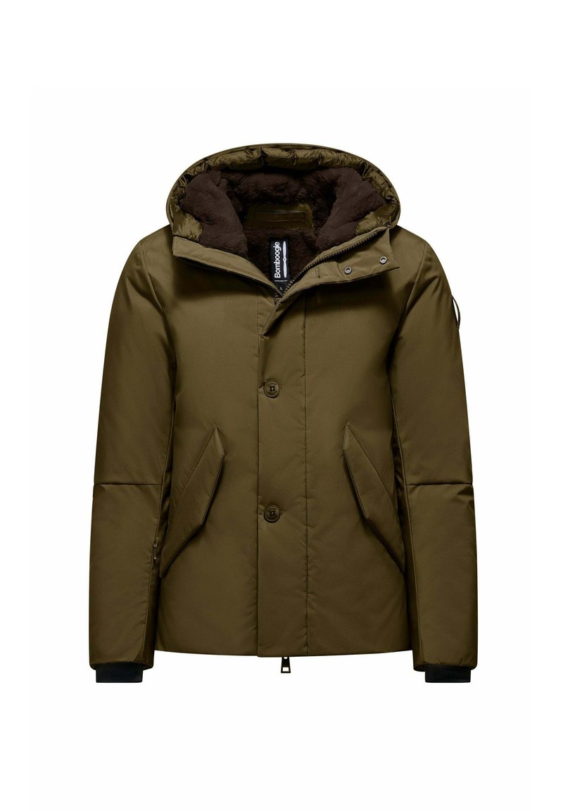 Parka verde isolato con cappuccio staccabile, bottoni frontali, tasche laterali e foderato in pile. Presenta polsini a coste e un'etichetta interna.