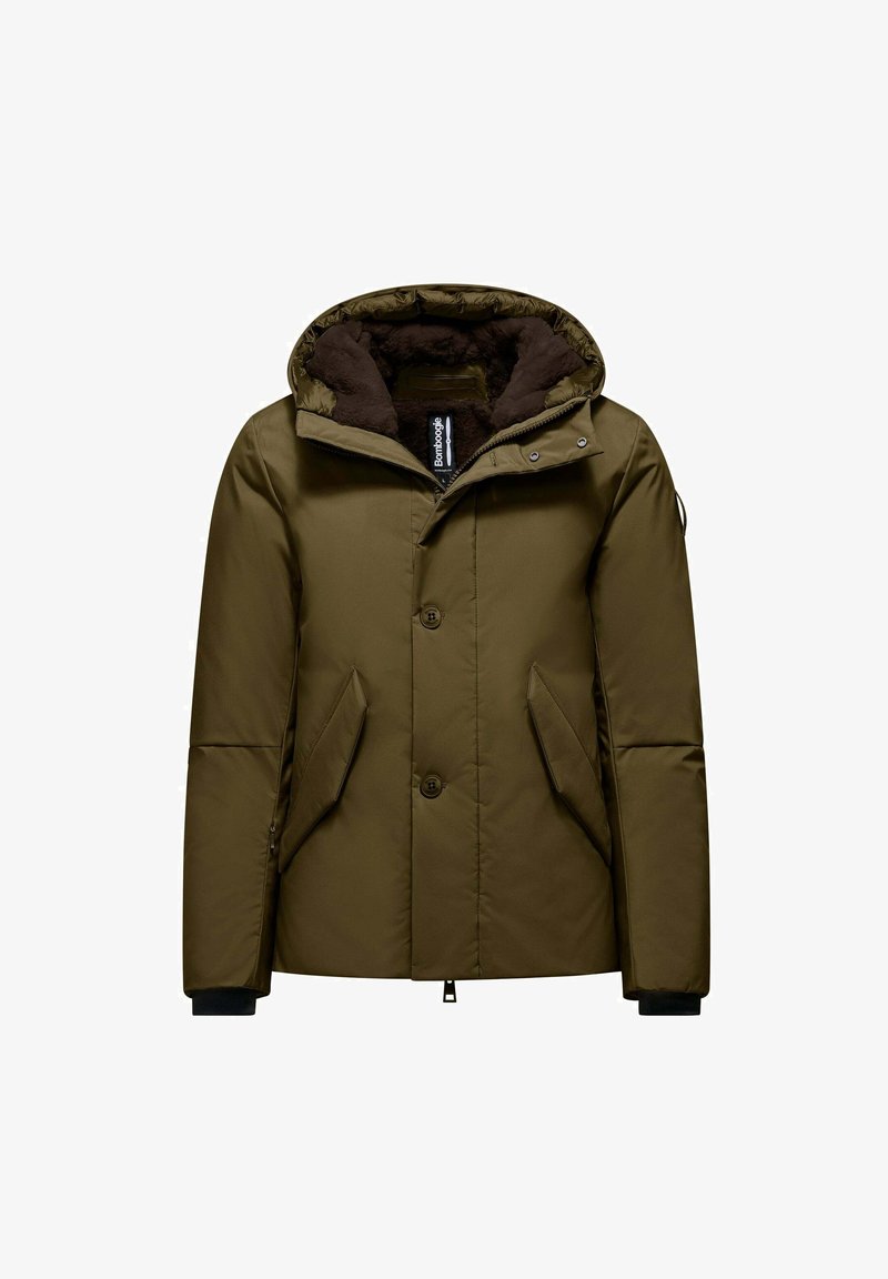 Parka verde isolato con cappuccio staccabile, bottoni frontali, tasche laterali e foderato in pile. Presenta polsini a coste e un'etichetta interna.