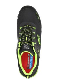 Sneaker nera con tomaia traspirante, dettagli in verde neon e soletta imbottita. Presenta una chiusura con lacci e una punta ampia per il massimo comfort.