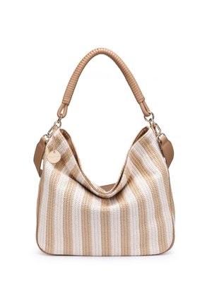 Borsa intrecciata beige e bianca a righe con manico imbottito a loop e tracolla removibile, con etichetta rotonda in metallo del marchio.