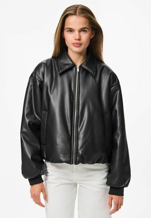Veste bomber en cuir noir avec une fermeture éclair sur le devant, un large col et des poignets côtelés. Coupe ample avec poches latérales et texture lisse.