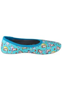 Ballerinas aus türkisfarbenem Stoff mit einem verspielten Print von Einhörnern, Wolken und Sternen. Flache Sohle, rundes Zehendesign.