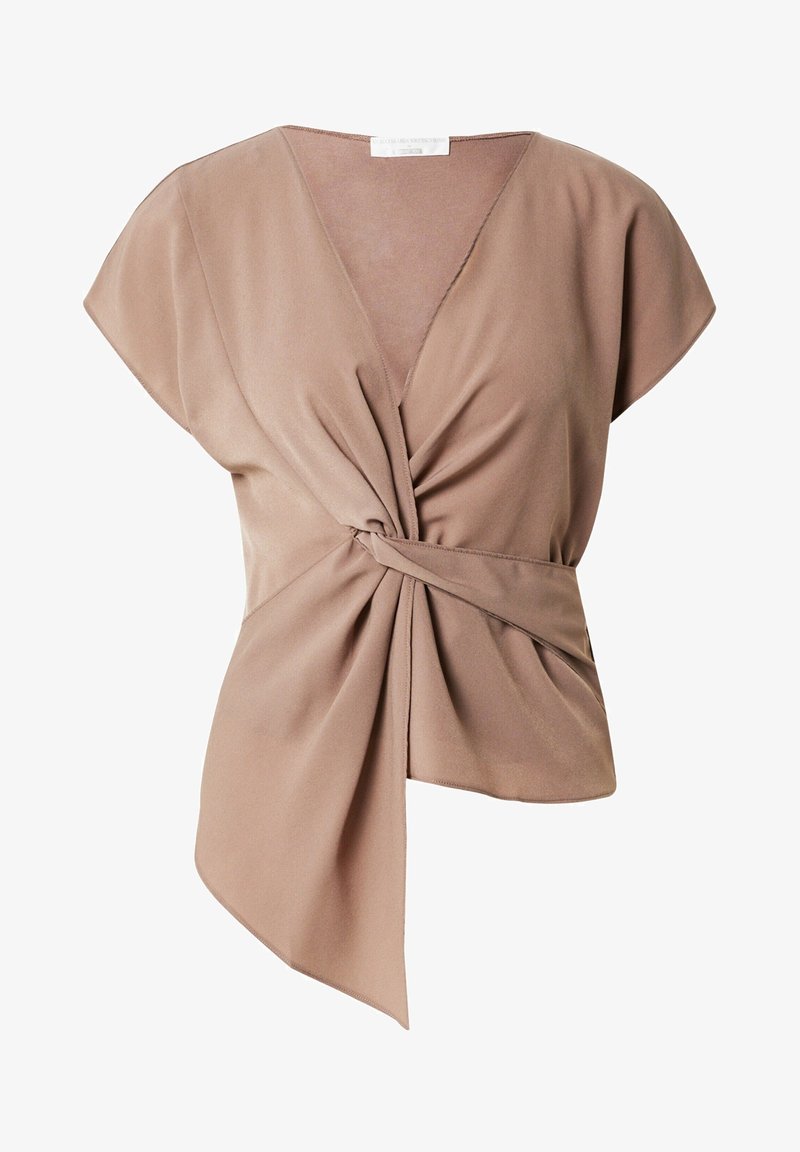 Ruskea kääntötoppi, joka on valmistettu pehmeästä kankaasta ja jossa on syvä V-pääntie, lyhyet hihat ja väännetty etuosan yksityiskohta. Sileä tekstuuri ja epäsymmetrinen helma.