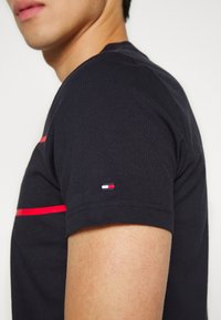 Tommy Hilfiger LARGE FLAG TEE - T-shirt estampada - desert sky