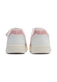 Białe i różowe sneakersy o zamszowej i skórzanej fakturze, charakteryzujące się niskim profilem, płaskimi sznurówkami i teksturowaną beżową podeszwą.
