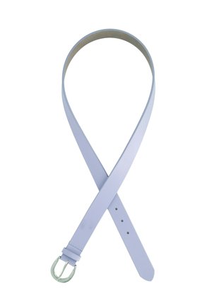 Hellvioletter Ledergürtel mit silberner Schnalle, fünf Einstellungsbohrungen, auf weißem Hintergrund geschlungen dargestellt.