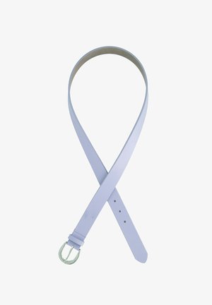 Ceinture en cuir violet clair avec boucle en argent, cinq trous de réglage, présentée enroulée sur un fond blanc.
