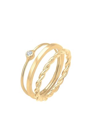 Drei Goldringe mit unterschiedlichen Designs: einer gedreht, einer schlicht und einer dünn mit einem kleinen runden Diamanten.