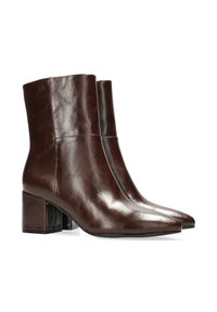 Botas de tobillo de cuero marrón con un acabado brillante, punta afilada y tacón cuadrado, que presentan costuras sutiles y un detalle del logo.